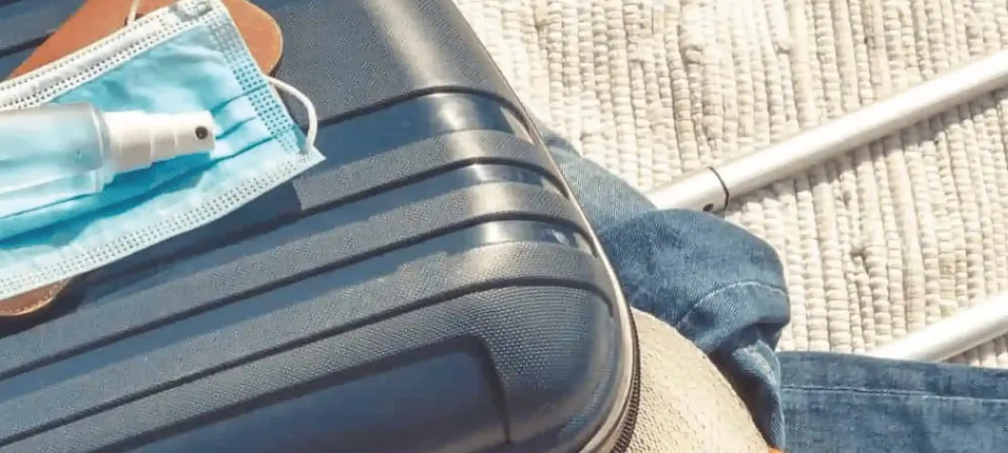 Travel bag with mask