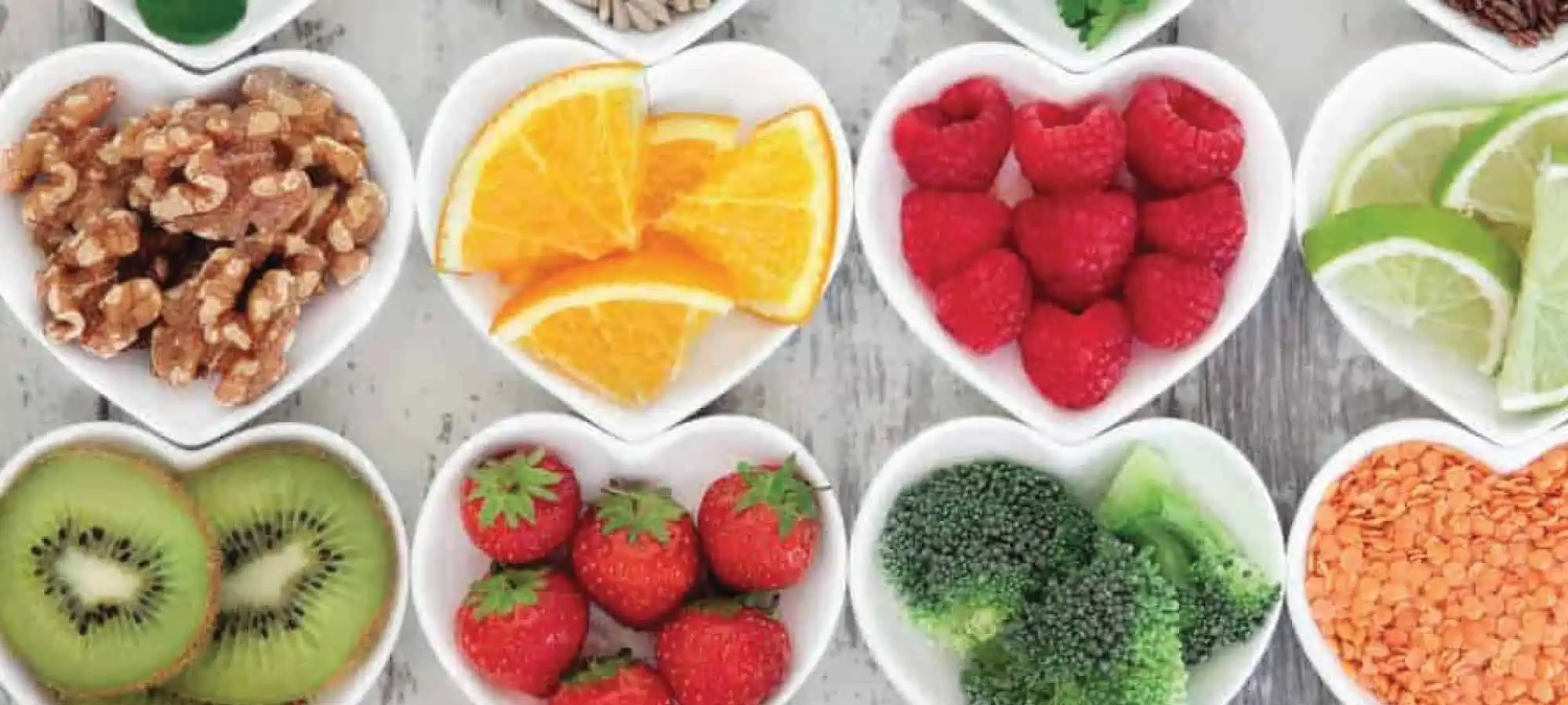 bols en forme de cœur remplis de fruits