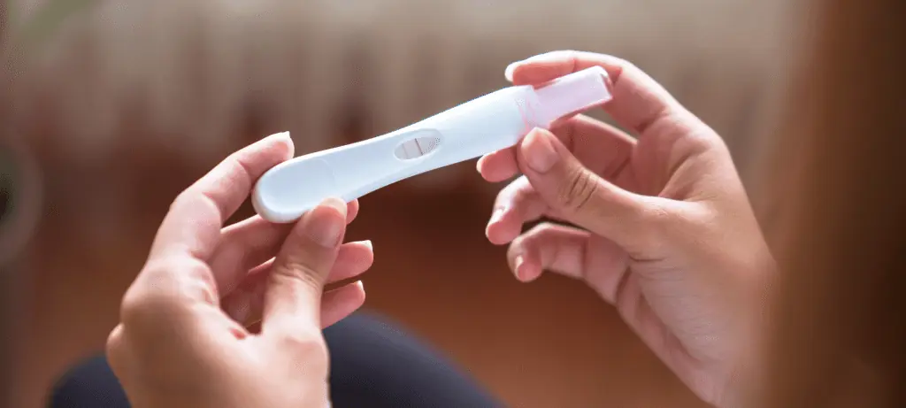 femmes atteintes d'ibd et tombant enceintes regardant son test