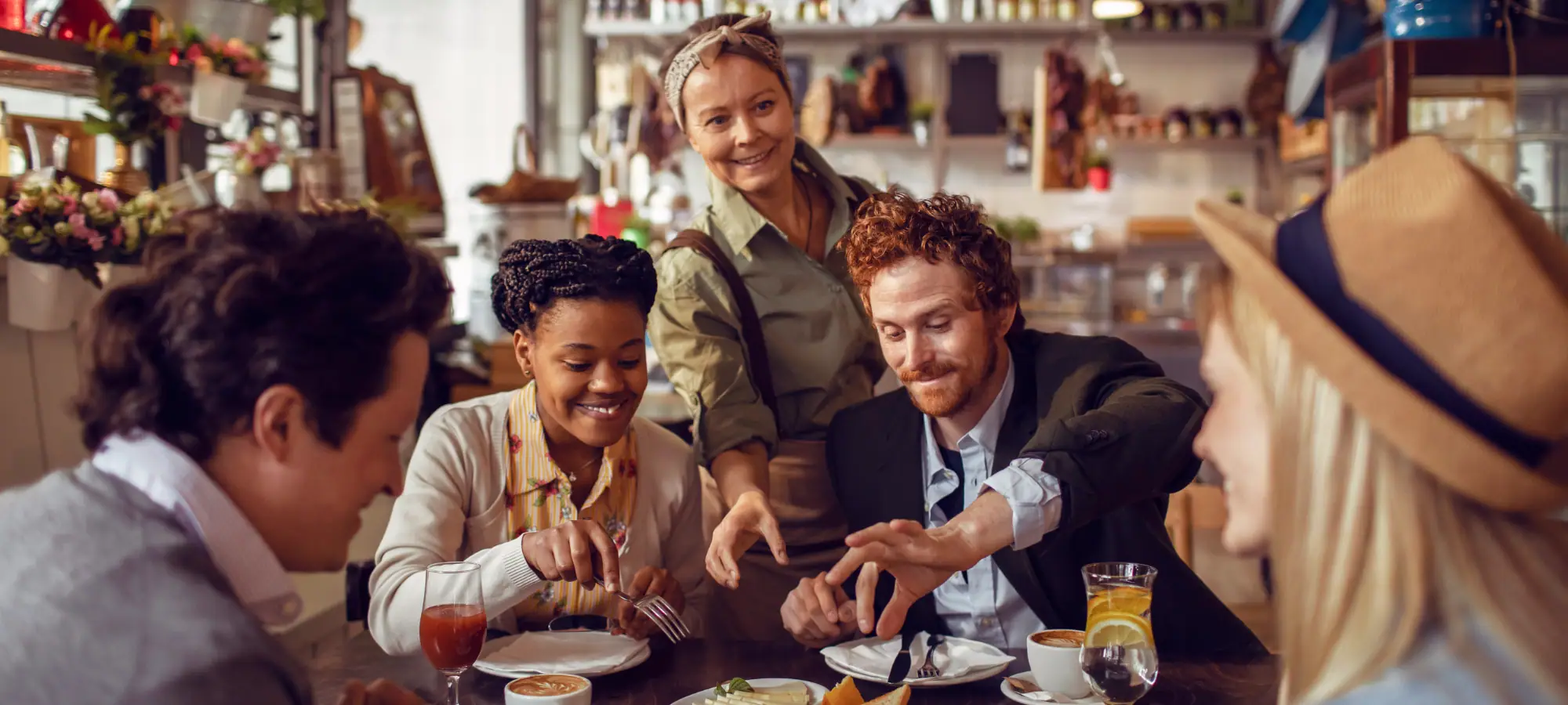 friends eating out when travelling