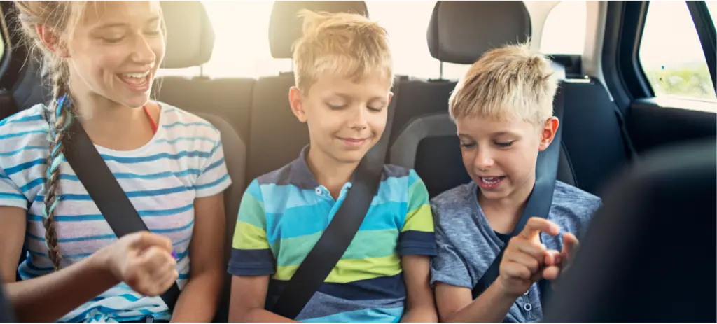 enfants en voiture dégustant des aliments riches en fibres  